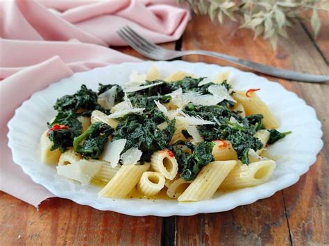 Ingredienti freschi per la pasta con salsiccia e spinaci