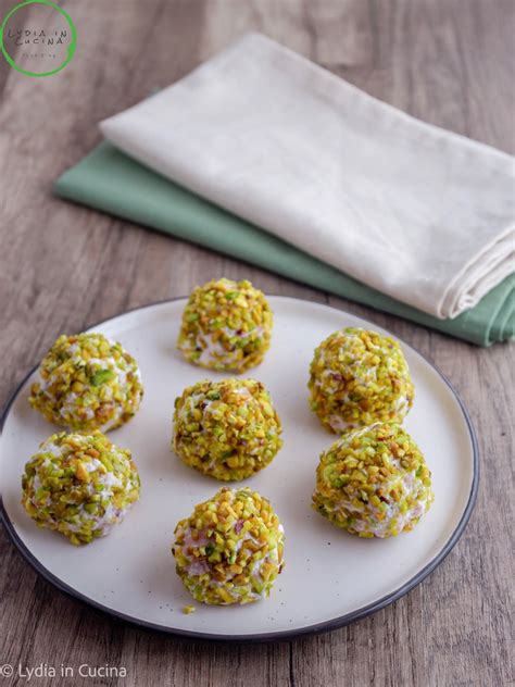 Immagine di tartufini salati preparati con panettone