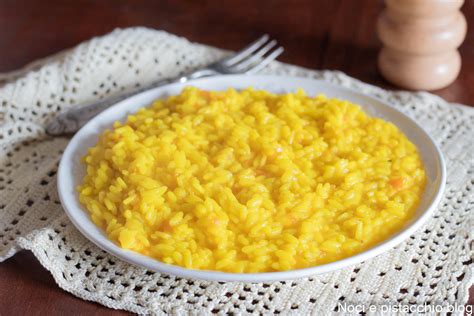 Immagine di un risotto allo zafferano con crostini di panettone