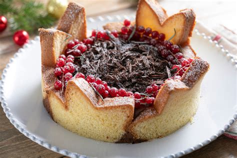 Immagine di una corona di pandoro decorata