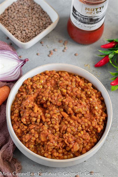 padella con ragù di lenticchie in cottura