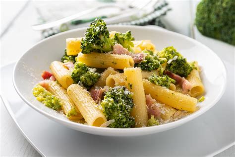 Piatto di pasta con broccoli, guanciale e pecorino