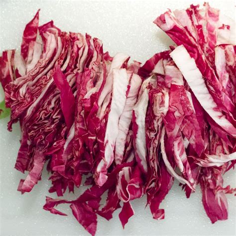 Radicchio fresco tagliato a listarelle