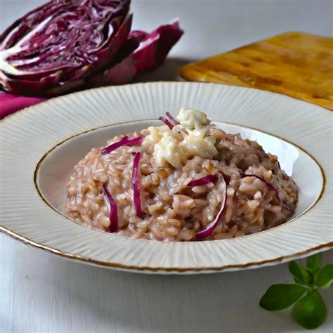 Un piatto di riso integrale con radicchio e besciamella servito