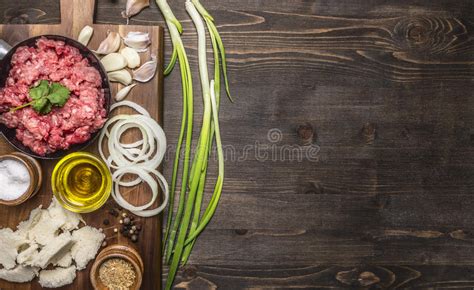 Ingredienti freschi disposti su un tagliere di legno