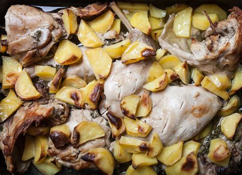 Teglia con pollo e coniglio in cottura nel forno