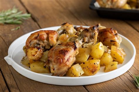 Piatto di arrosto di pollo e coniglio con patate al forno e rosmarino