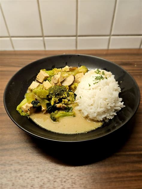 Piatto finito di curry verde thailandese con riso