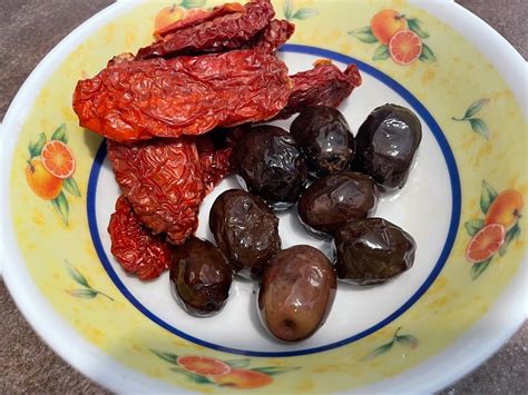 Ingredienti per la farcitura: pomodori secchi, olive, capperi, prezzemolo