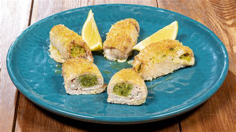 Varietà di involtini di pesce spada pronti per essere gustati