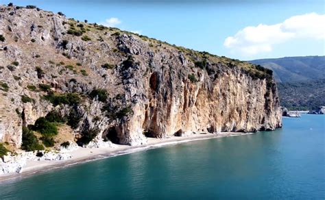 Costa del Cilento con scogliere a picco sul mare blu
