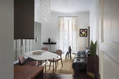 Interno di un soggiorno accogliente con divano e tavolo