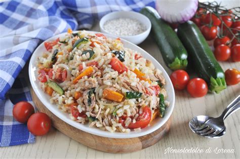 Ciotola di riso rosso misto con verdure e tonno