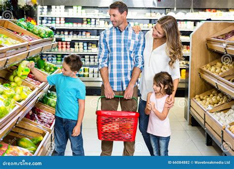 Famiglia che fa la spesa