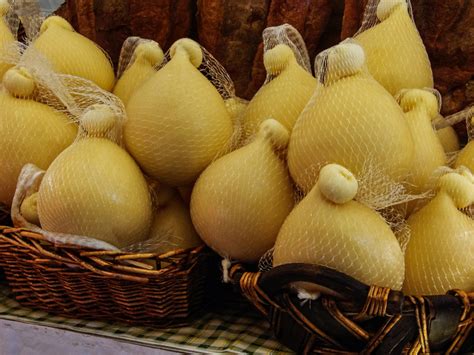 Maestro casaro che modella la scamorza a forma di pera