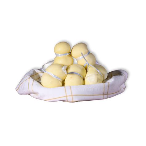 Scamorze fresche appese in un locale di stagionatura