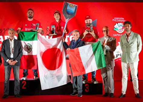 Yoshi Ootusubo con il trofeo