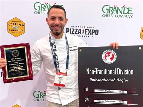 Daniele Gagliotta in una pizzeria