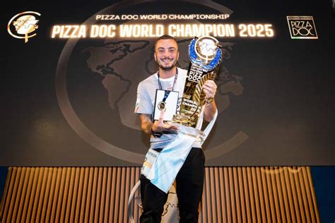 Giuseppe Cutraro con la sua pizza