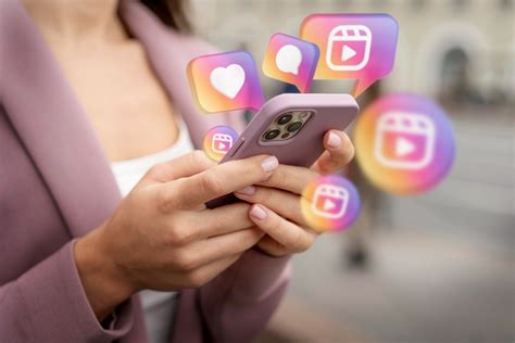 Persona che usa Instagram sul telefono