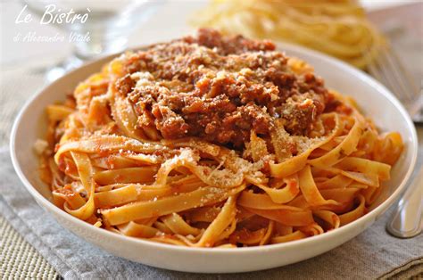 Immagine di un piatto di tagliatelle al ragù