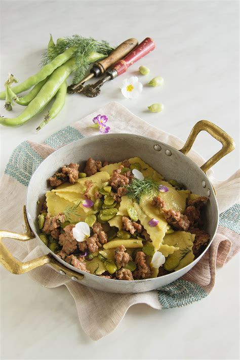 Maltagliati freschi con fave e prosciutto crudo