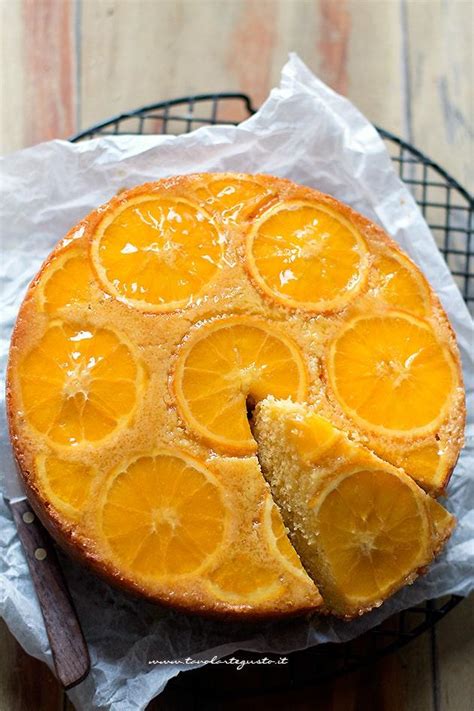 Arance fresche e fette di torta all'arancia