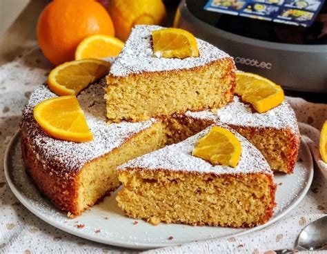 Fette di torta all'arancia e limone decorate con zucchero a velo