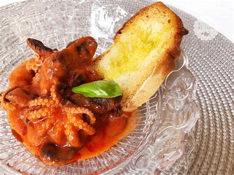 Piatto di seppie in umido con crostini di pane