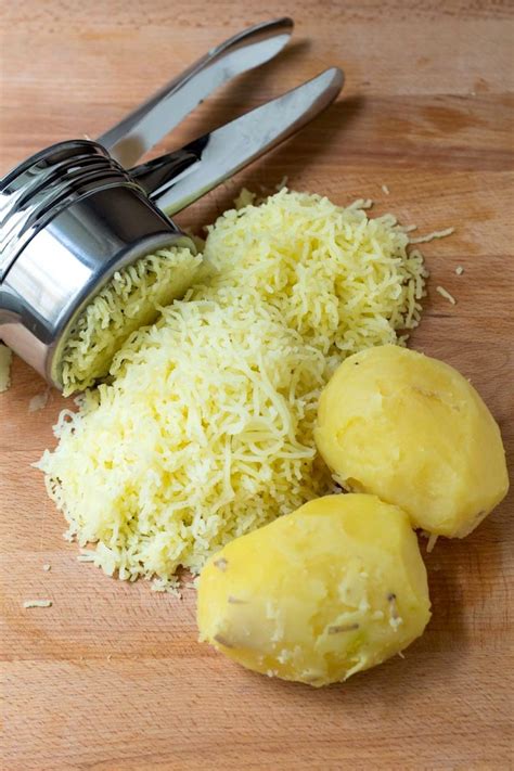 patate bollite e schiacciate per gnocchi