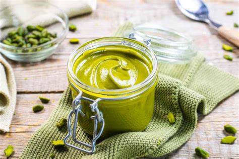 pistacchi sgusciati e crema di pistacchio