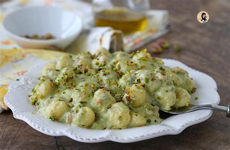 piatto di gnocchi con crema di pistacchio e granella
