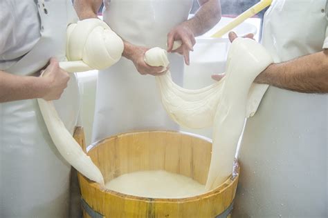 Immagine di un casaro che lavora la pasta filata del formaggio