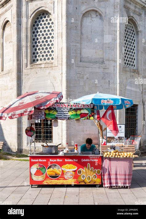Immagine di uno stand di street food che vende crepes su stecco
