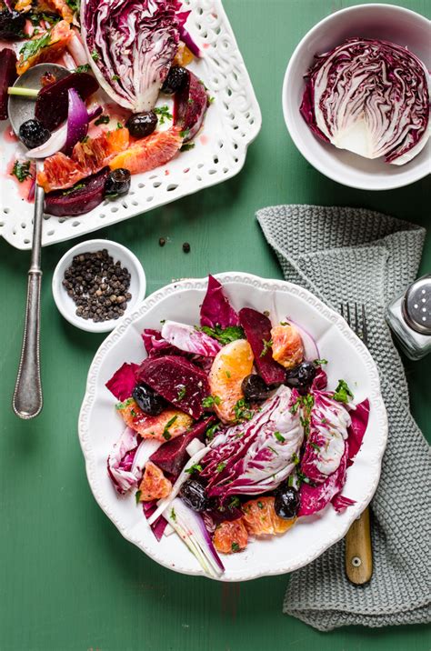 Composizione di barbabietole, arance, radicchio e olive nere
