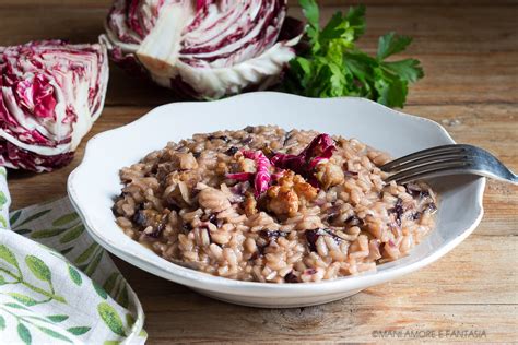 Piatto di risotto al radicchio, barbabietola e mela