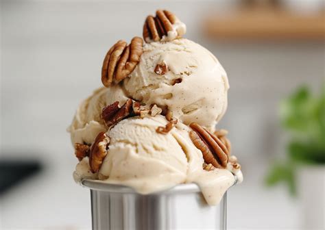 Una ciotola di gelato al burro e noci pecan con noci pecan intere