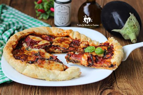 Torta parmigiana servita con una paletta