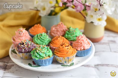 Cupcake con glassa liscia e base pronta per la decorazione