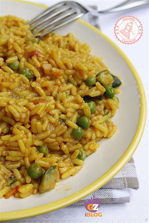 Riso giallo con maiale e verdure pronto per essere servito
