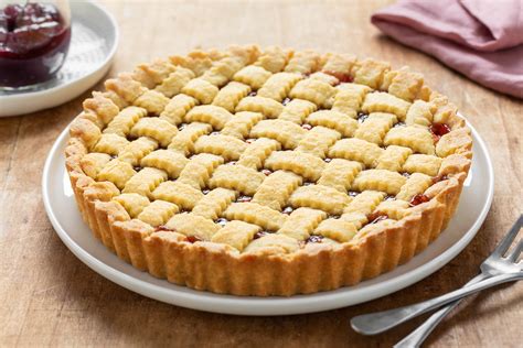 Composizione di una crostata morbida al cucchiaio con marmellata e frutta fresca