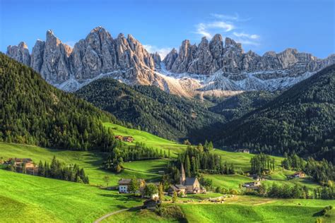 Paesaggio della Valle Camonica con boschi e montagne