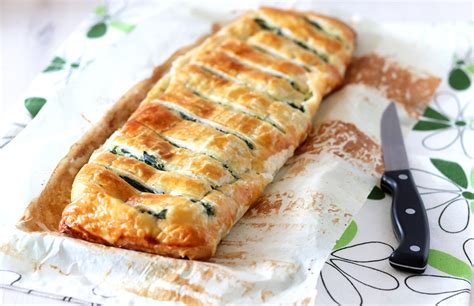 Strudel di spinaci e ricotta appena sfornato
