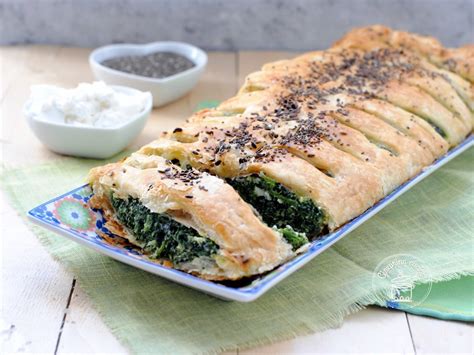 Strudel di spinaci e ricotta servito a fette, mostrando il ripieno