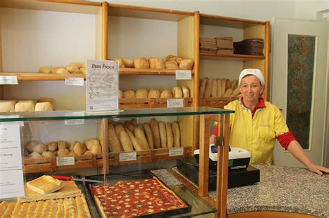 interno di una panetteria con pane fresco in esposizione