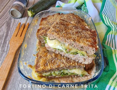 Una ciotola con ingredienti per tortino di carne macinata