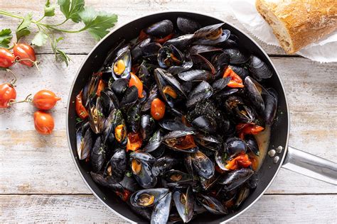 Ingredienti freschi per la zuppa di cozze