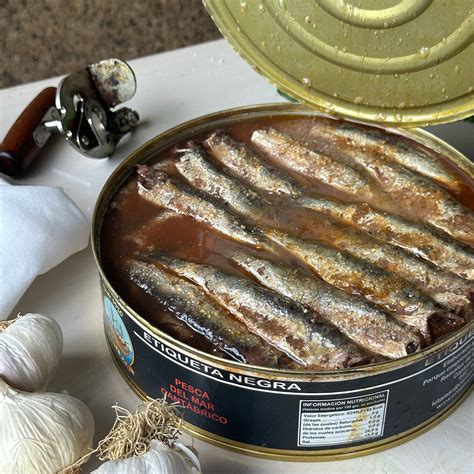 Scatola vintage di acciughe legate a Giuseppe Verdi