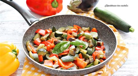 Piatto di pesce con contorno di verdure miste