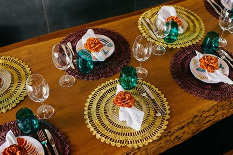 Sottopiatti in materiali naturali e sottopiatti eleganti